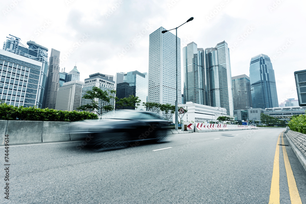 现代城市道路上的城市景观和交通步道