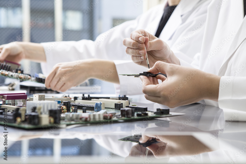 Female researcher that decomposes the computer