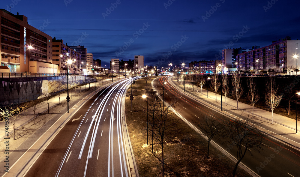 城市交通。夜晚的道路