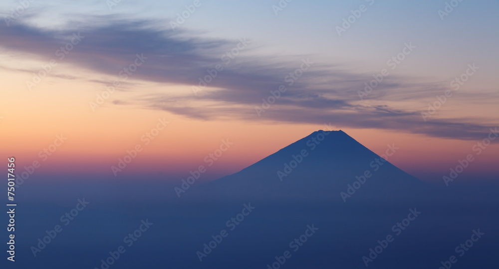 富士山顶和日出的天空