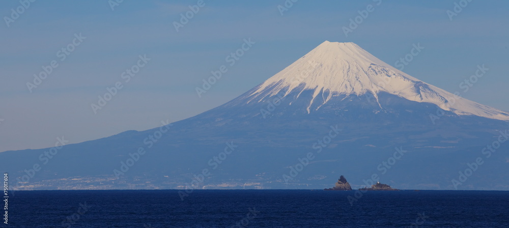 来自日本静冈县伊豆市的富士山和大海