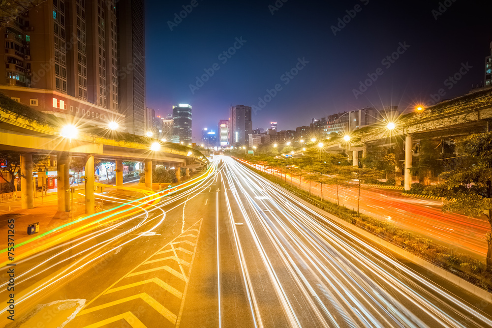 夜间城市道路上的灯光步道