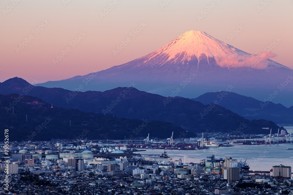 日落时的静冈市和富士山