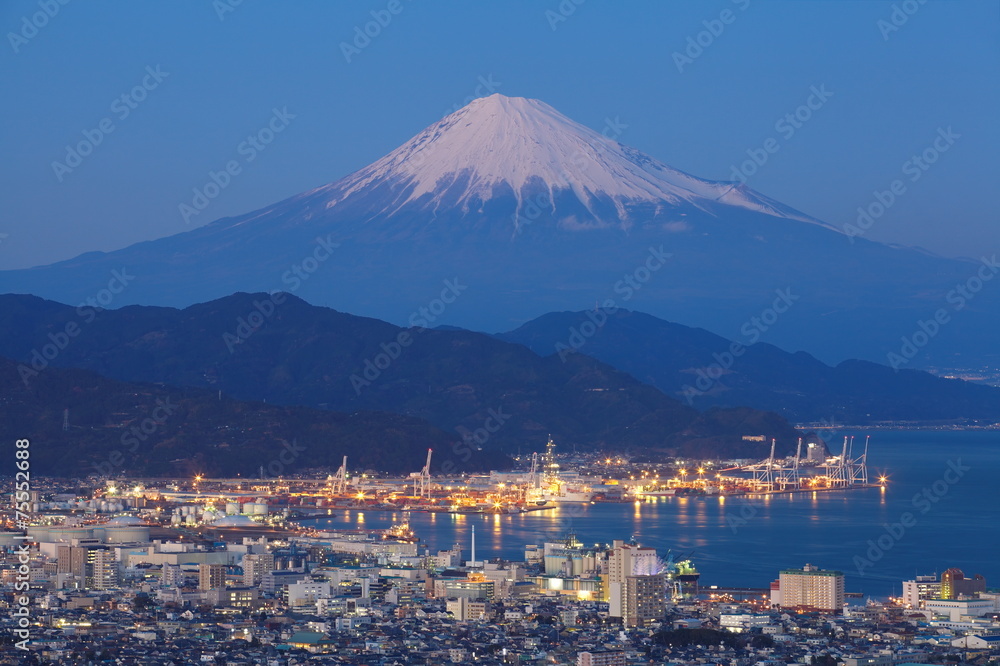 日落时的静冈市和富士山