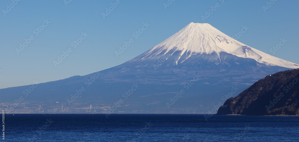 日本静冈县伊豆市的富士山和大海