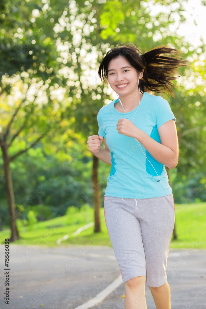 女子跑步者在公园户外锻炼时慢跑