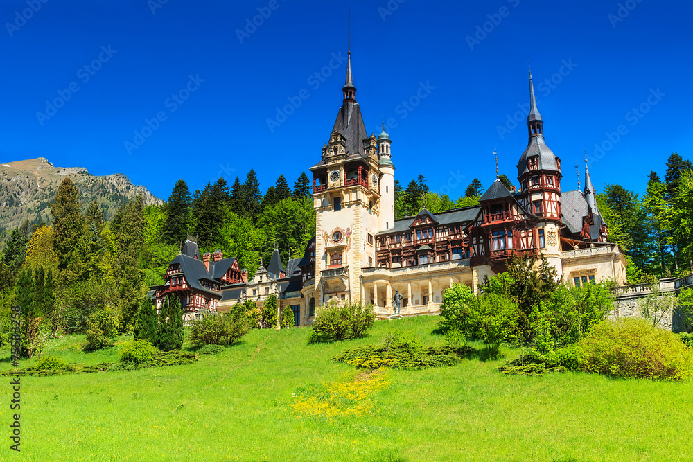 美妙的观赏花园和城堡，Peles，Sinaia，罗马尼亚