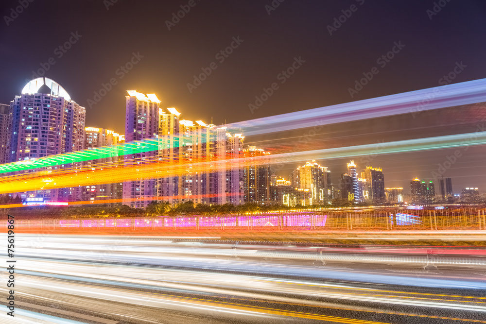 夜间繁忙的城市交通