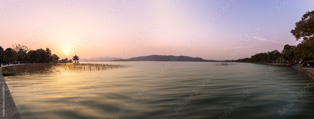 中国杭州日落时的天际线和湖泊全景