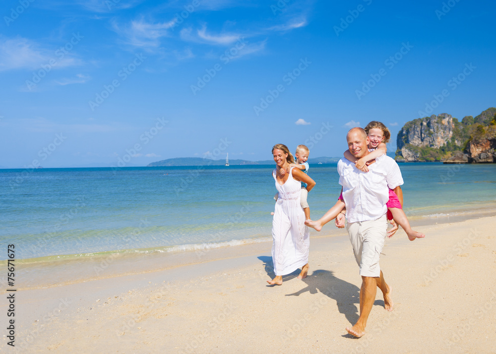 家庭跑步海滩晴空夏日概念