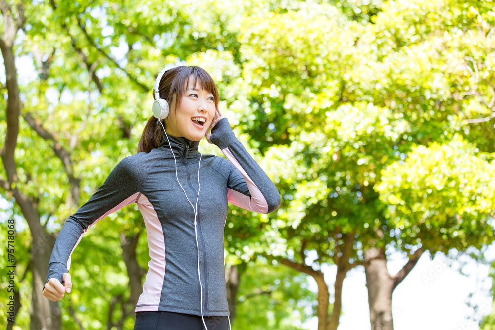 在公园里奔跑的亚洲年轻女子