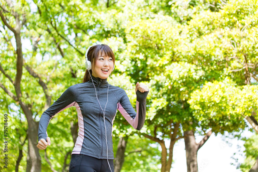 在公园里奔跑的亚洲年轻女子