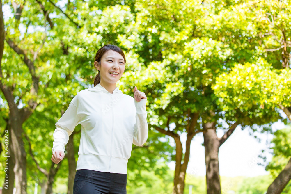 在公园里奔跑的亚洲年轻女子