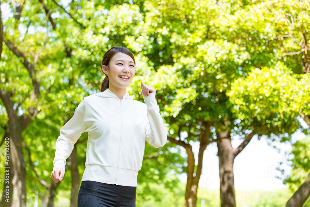 在公园里奔跑的亚洲年轻女子