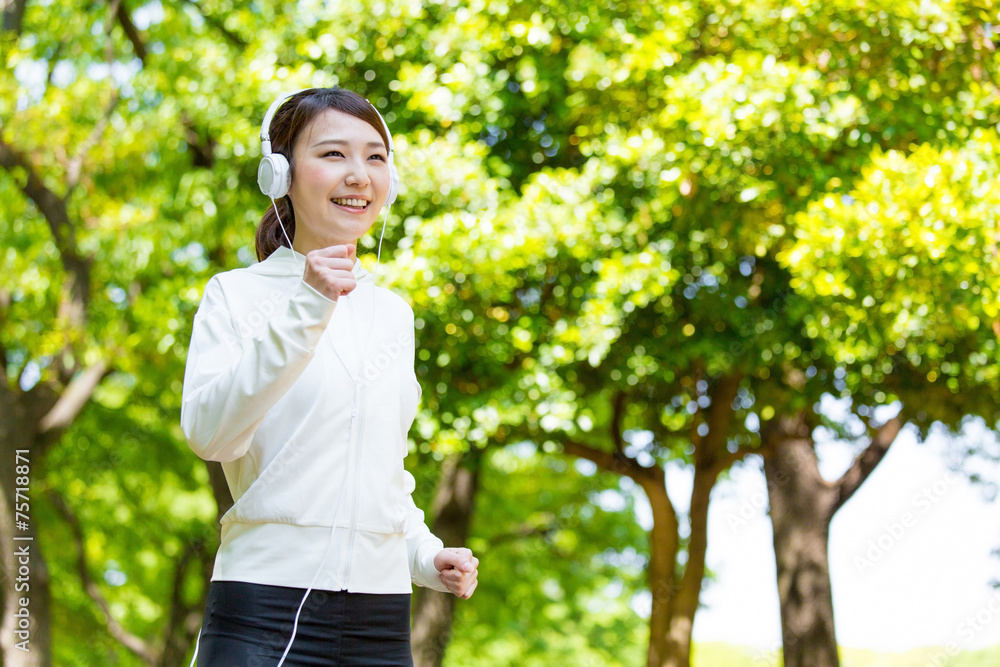 在公园里跑步的亚洲年轻女子