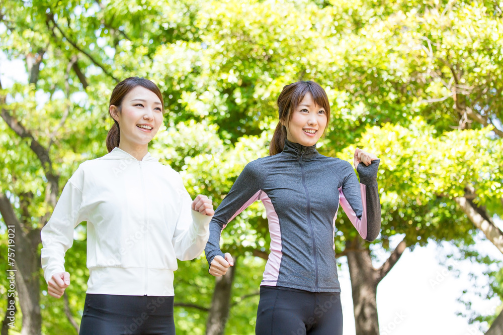 在公园里奔跑的亚洲年轻女子