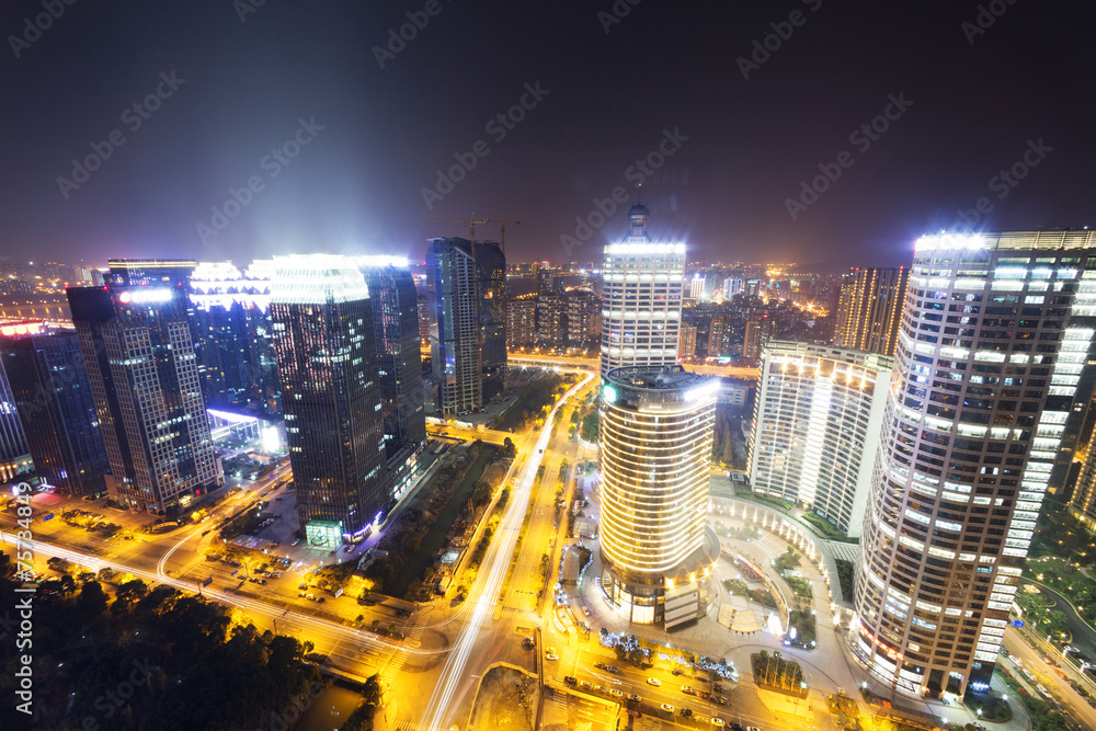 交通步道和城市景观，夜间建筑