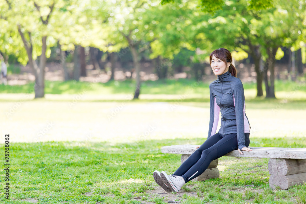 年轻的亚洲女人在公园里放松