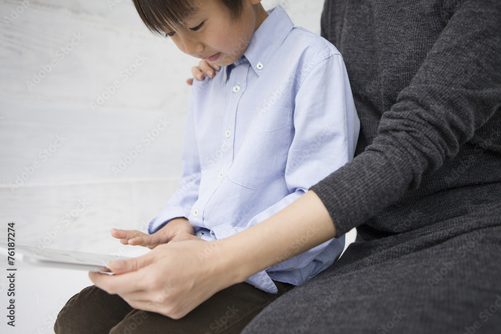 母子玩电子平板电脑