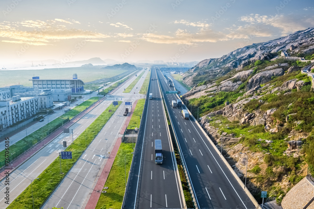 清晨的高速公路