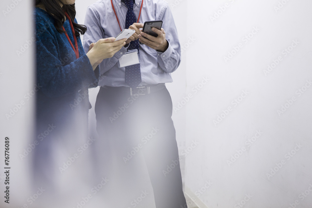 Two people who are talking with a mobile phone