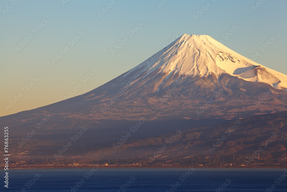 日本静冈县伊豆市的富士山和大海