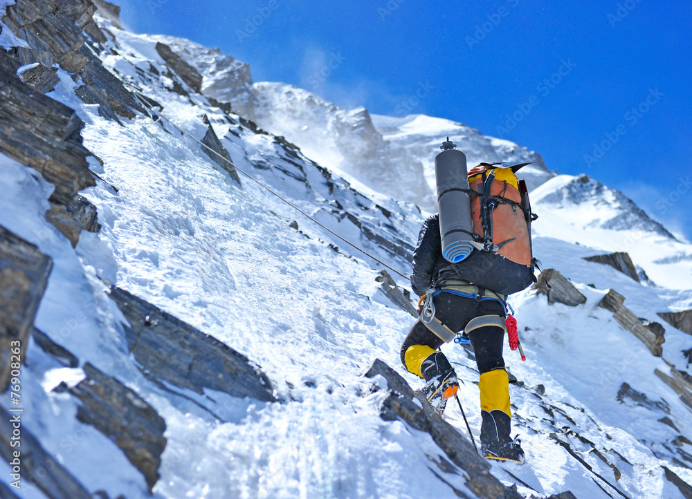 雪山上的登山者