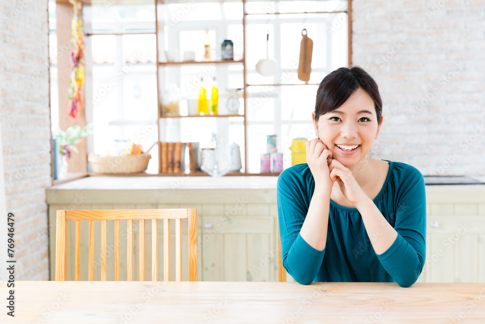 厨房里的年轻亚洲女人