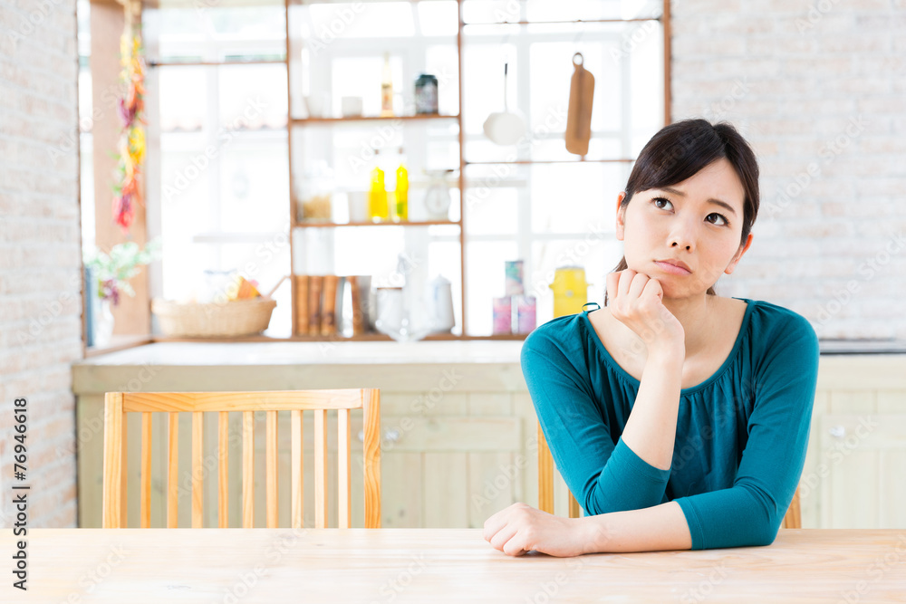 厨房里的年轻亚洲女人