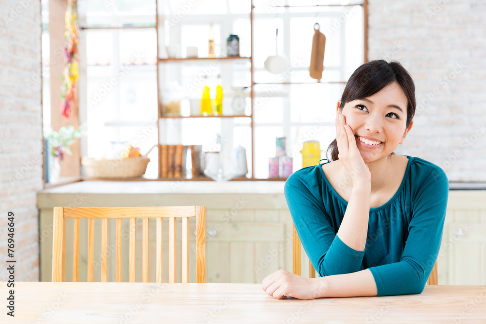 厨房里的年轻亚洲女人