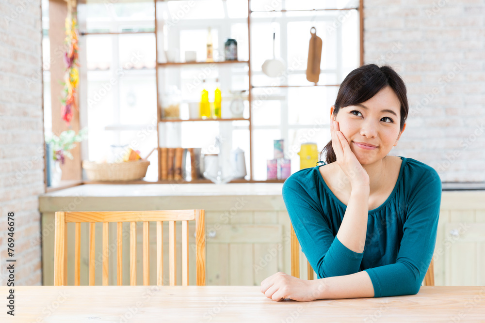 厨房里的年轻亚洲女人