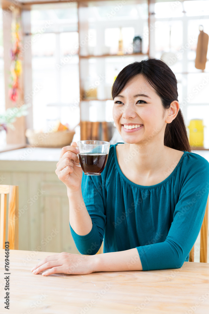 厨房里的年轻亚洲女人