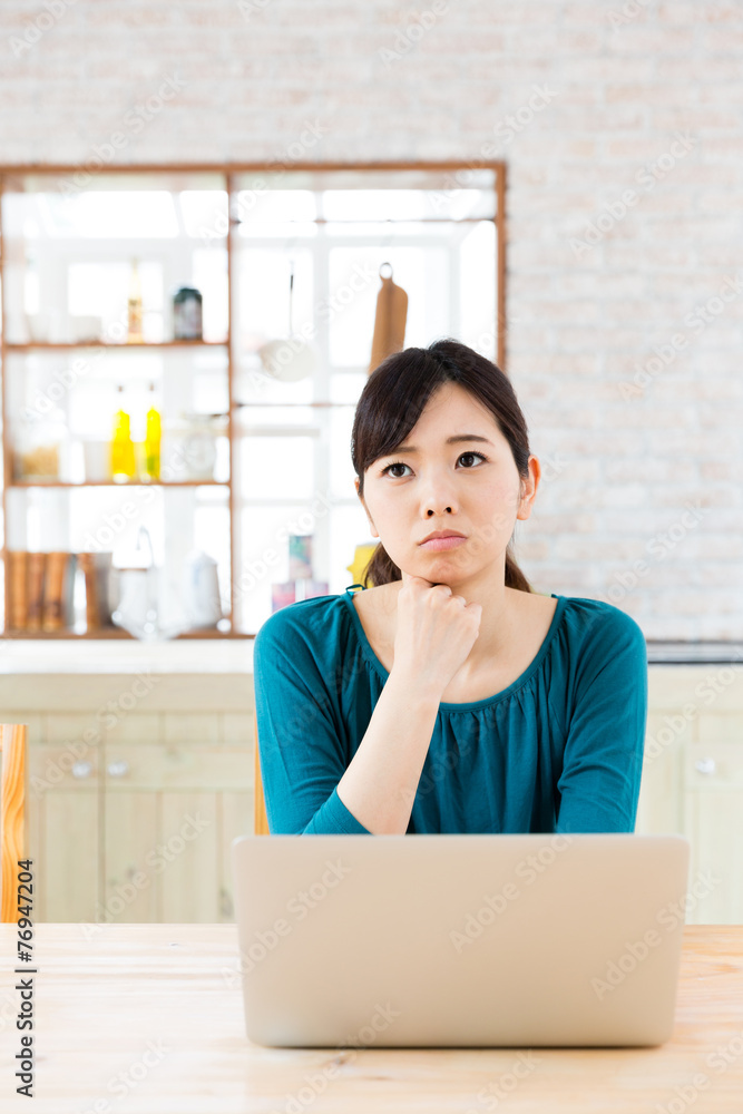 厨房里的年轻亚洲女人