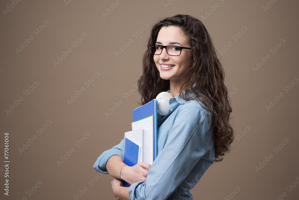 漂亮的年轻学生摆姿势