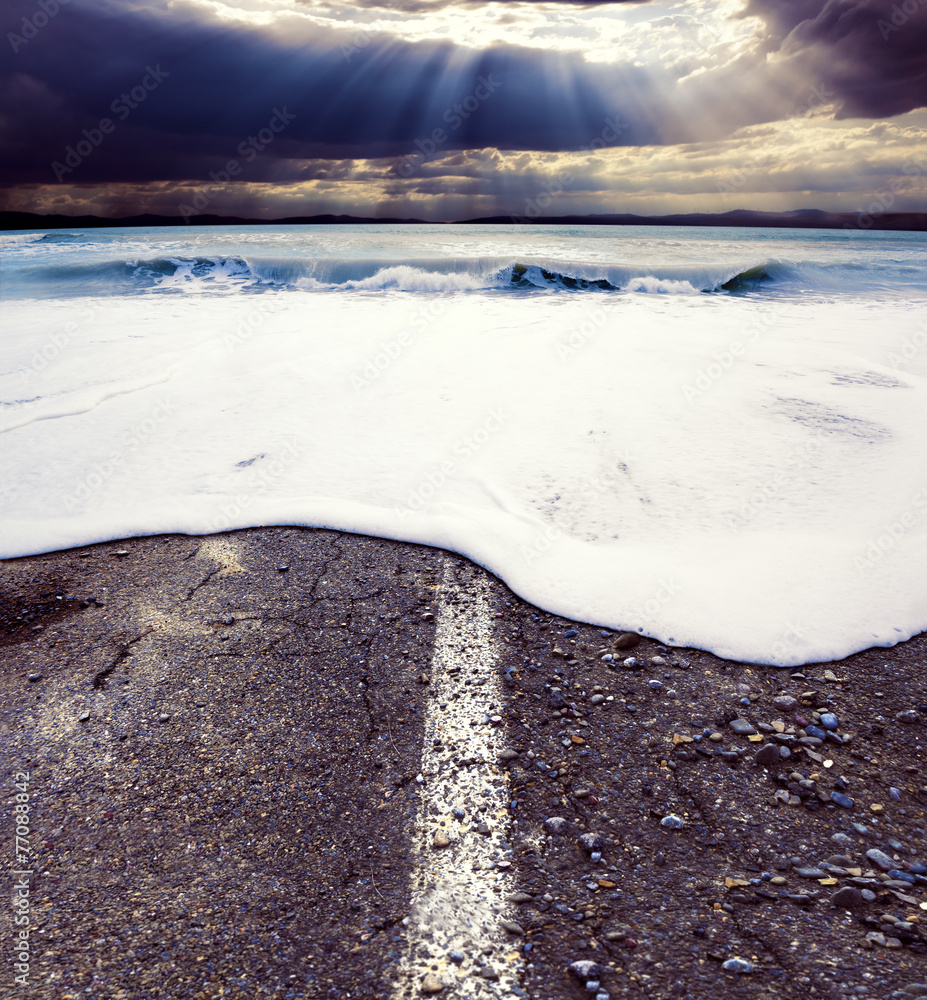 Paisaje marino y tormenta.Carretera y océano