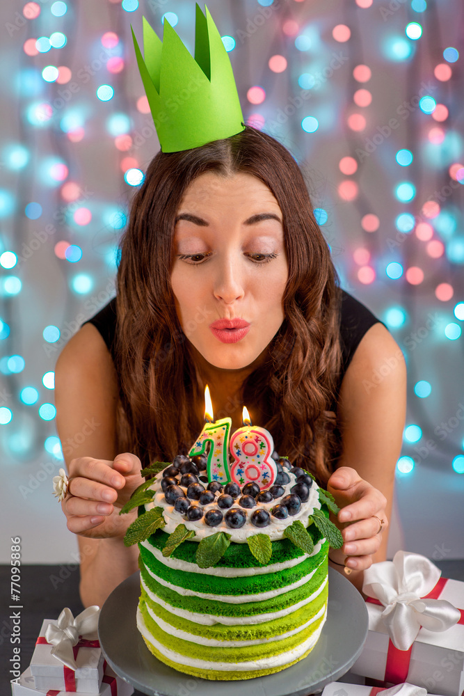 带着生日快乐蛋糕的女孩