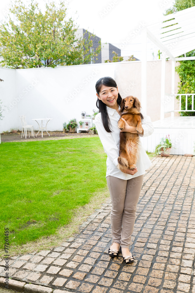 亚洲女人和狗的生活方式形象