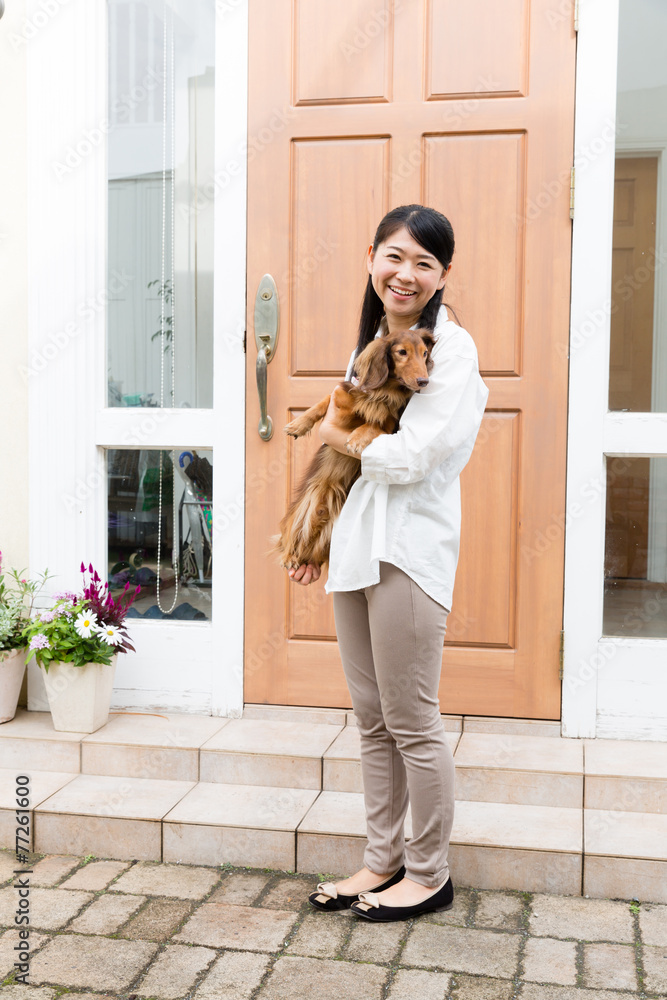 亚洲女人和狗的生活方式形象