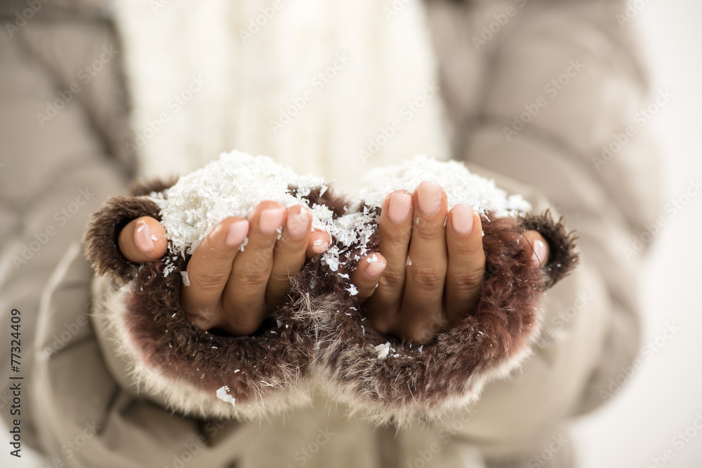 女人手中的雪