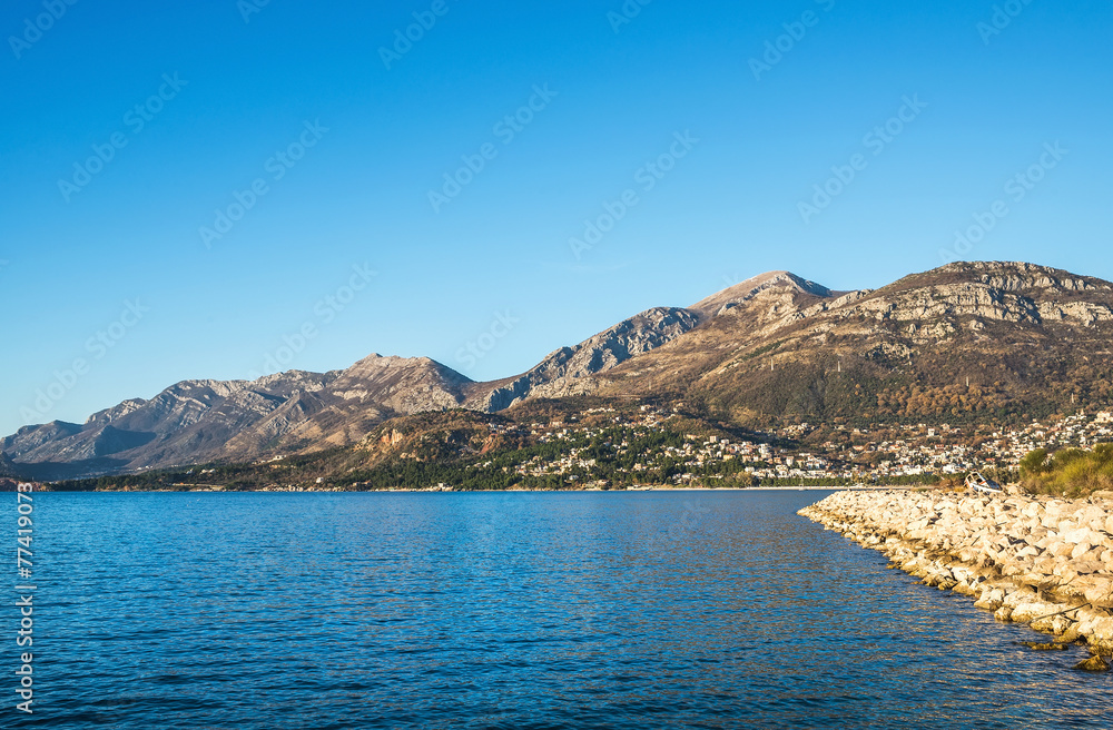 黑山巴尔亚得里亚海海岸的景观。大海，