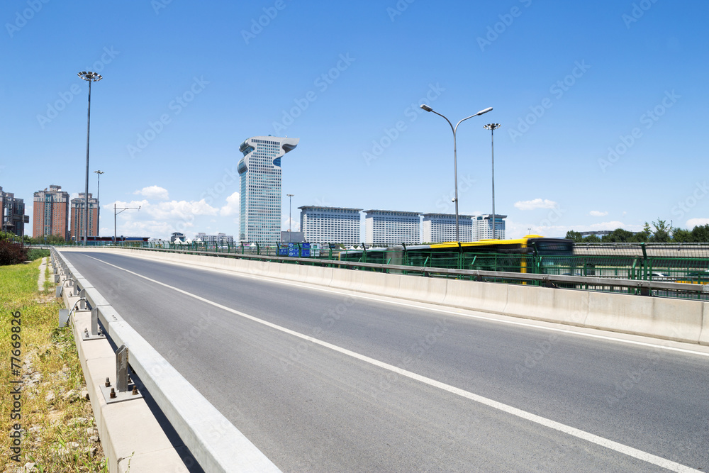 现代城市和天空中的空旷道路