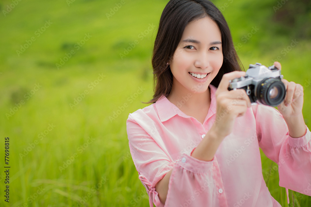 女人拿起相机