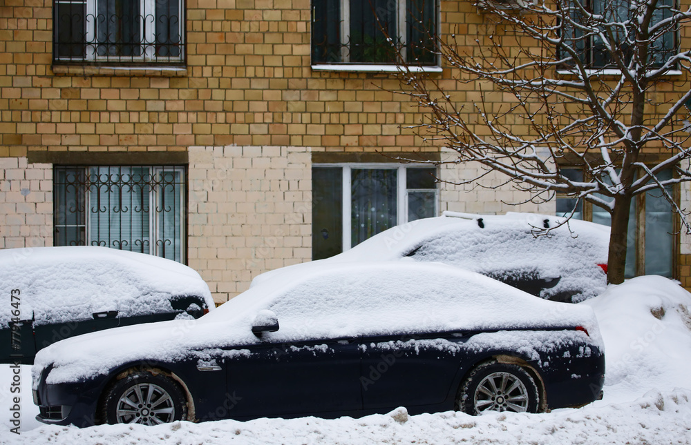 雪下汽车