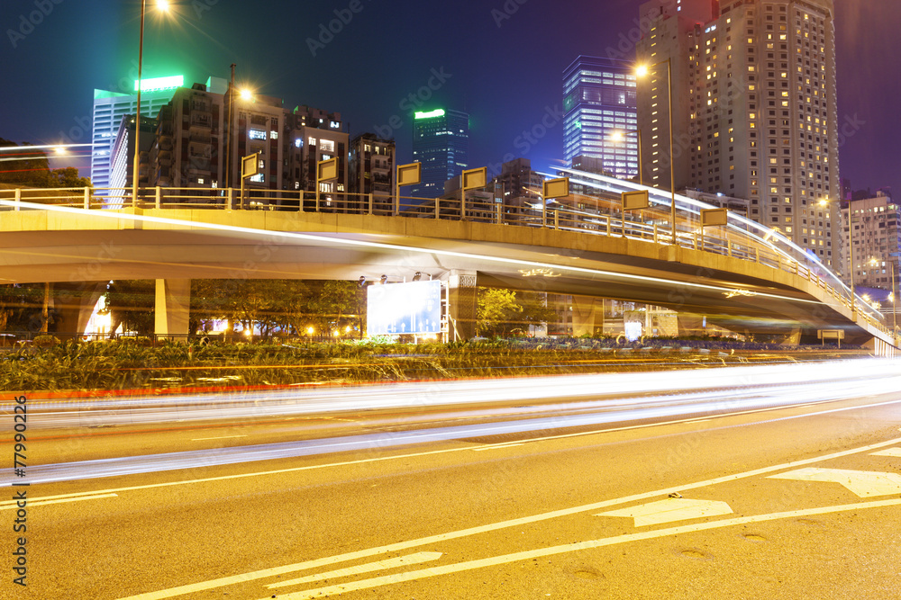 夜间现代城市街道上的交通模糊运动轨迹