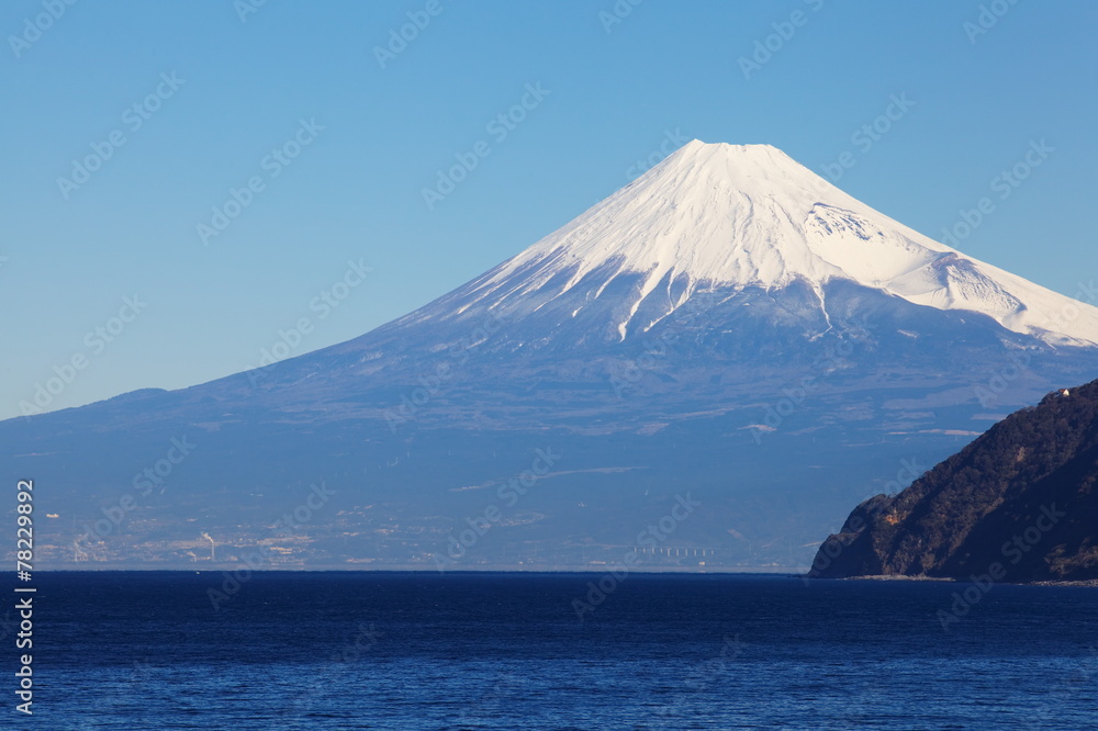 日本静冈县伊豆市的富士山和大海