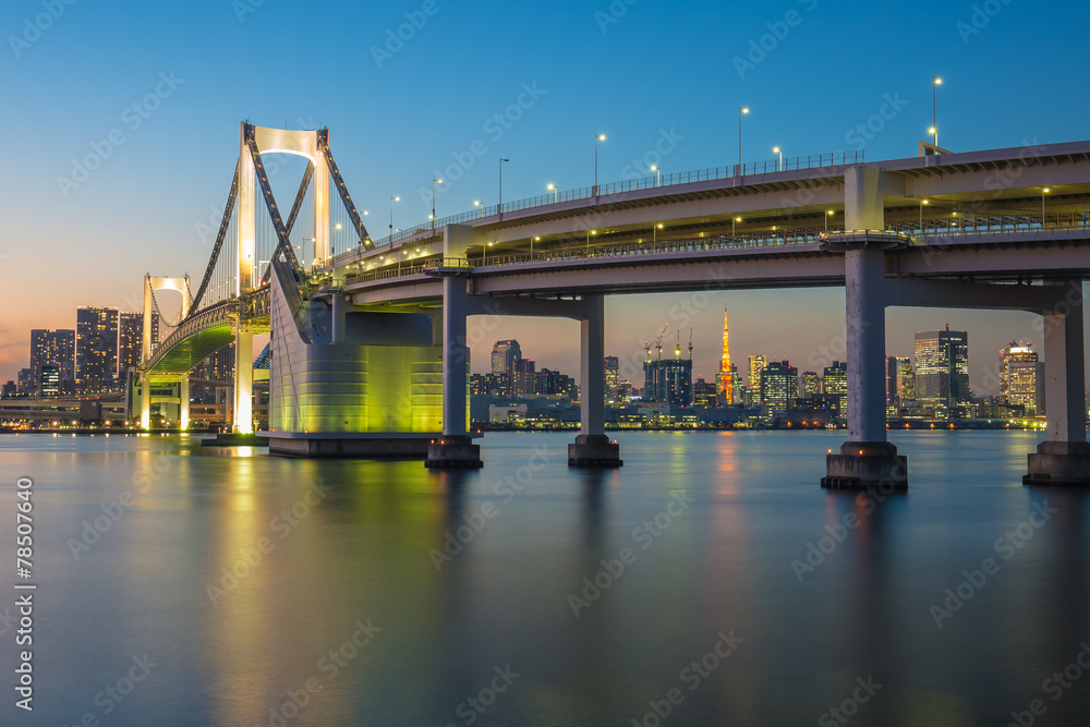 夜晚的彩虹桥，背景是东京塔