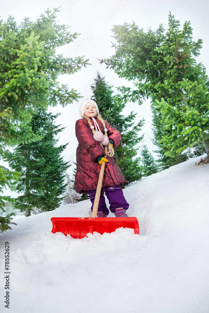 女孩在铲雪和清理积雪