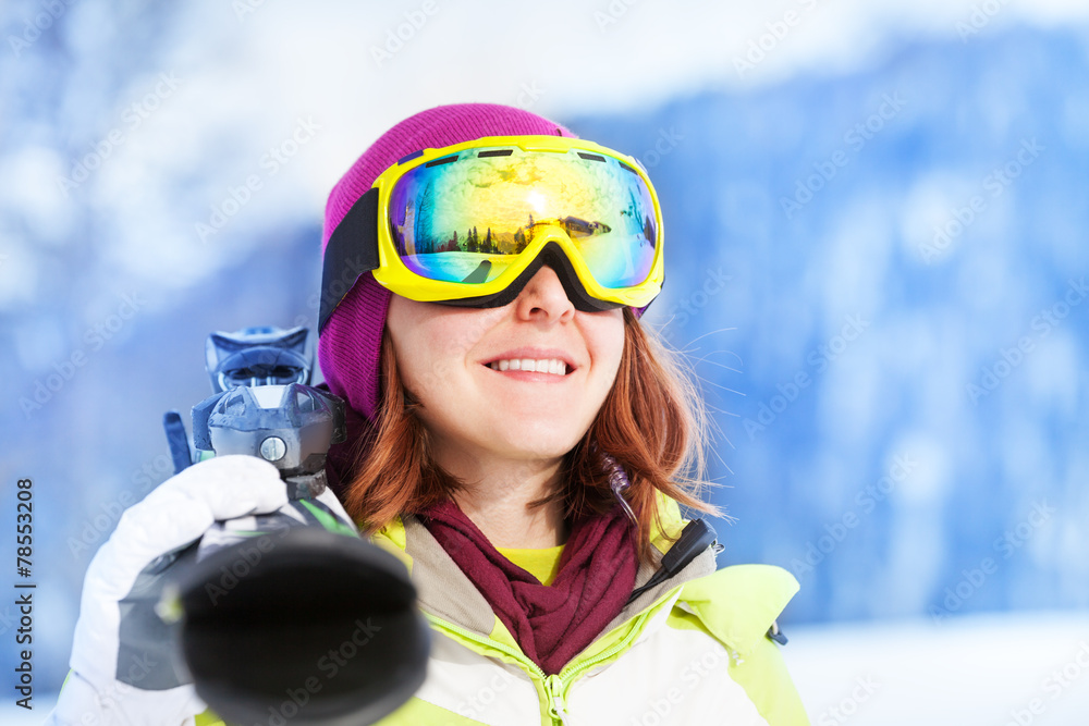 戴着面具滑雪的快乐女人画像