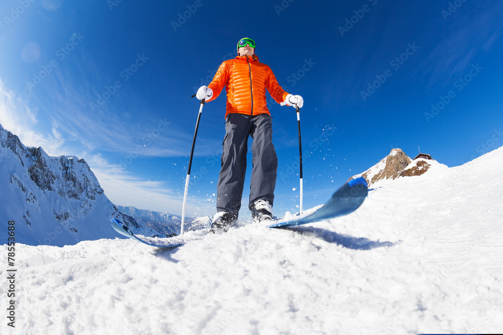 活跃的年轻人在索契的滑雪美景