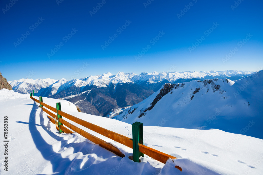 冬季滑雪场围栏和山脉全景